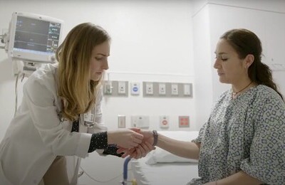 Кодирование Аквилонг в Ногинске Врач держит пациентку за руку